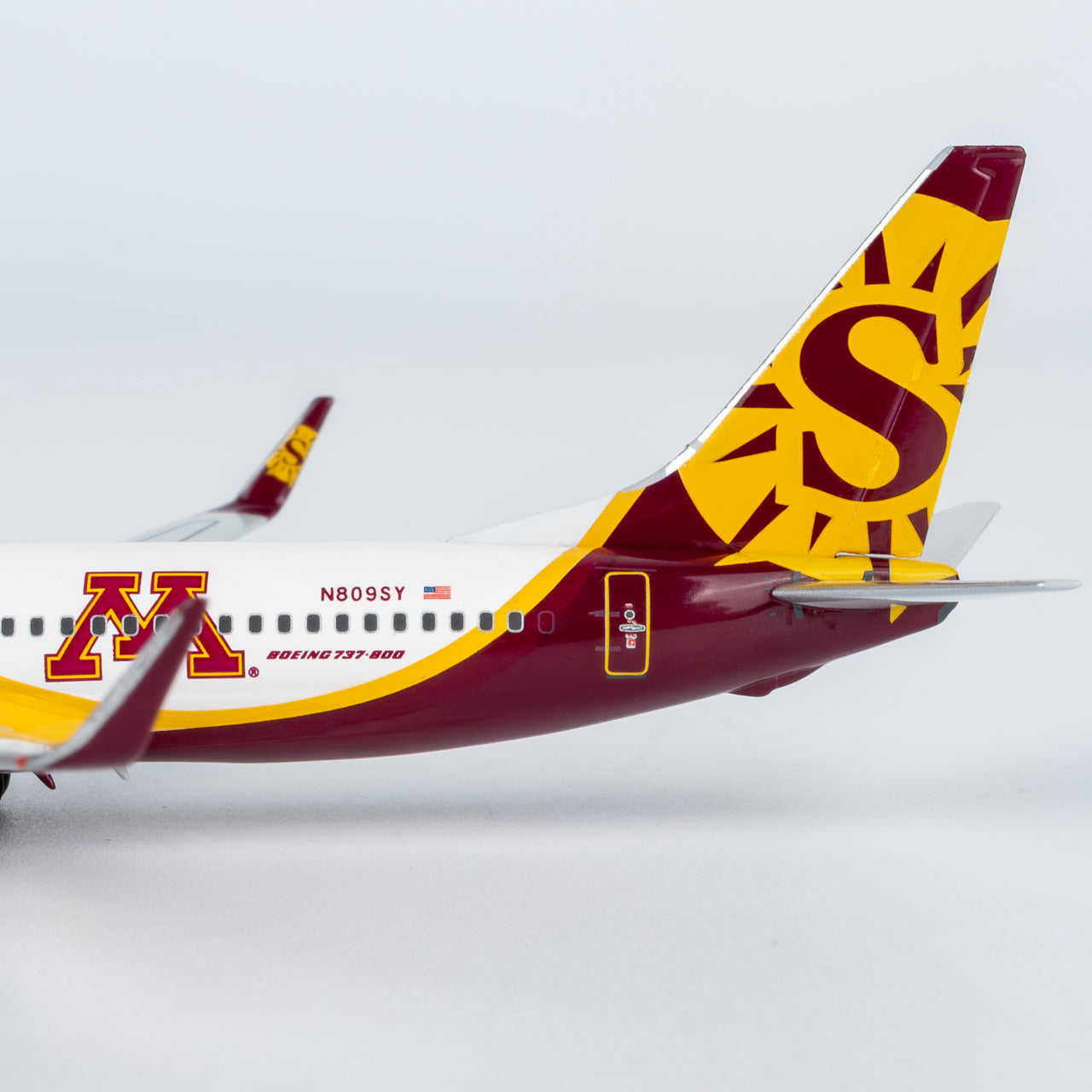 Sun Country Airlines 737-800 "Golden Gophers" N809SY NG Models 1:400