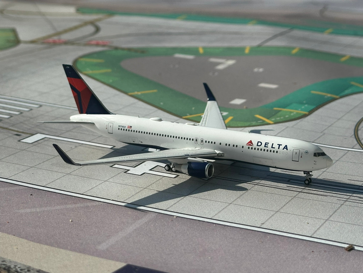 Delta 767-300ER N176DZ PandaModel 1:400