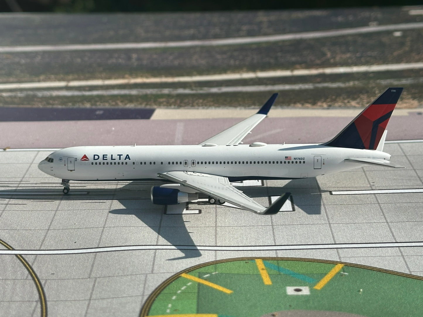 Delta 767-300ER N176DZ PandaModel 1:400