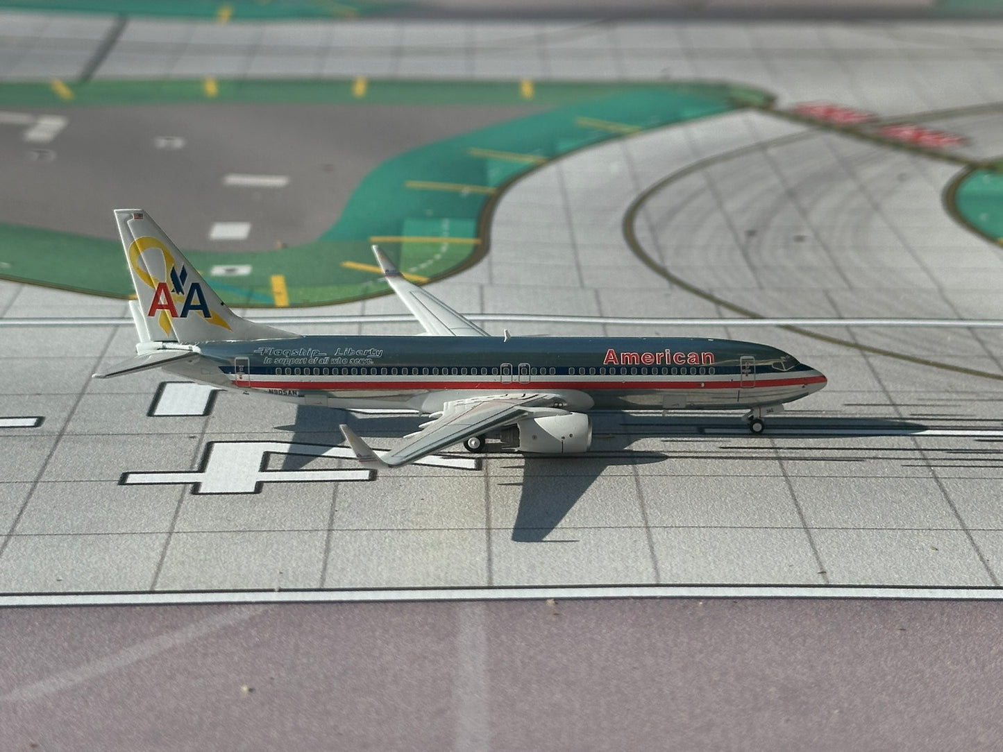 American Airlines "Flagship Liberty" 737-800 N905AN PandaModel 1:400