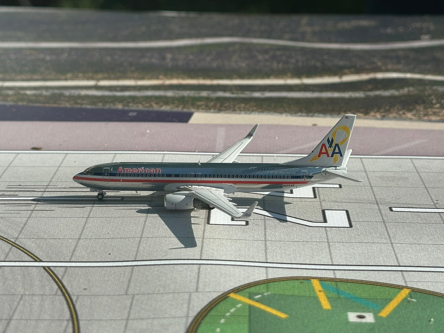 American Airlines "Flagship Liberty" 737-800 N905AN PandaModel 1:400