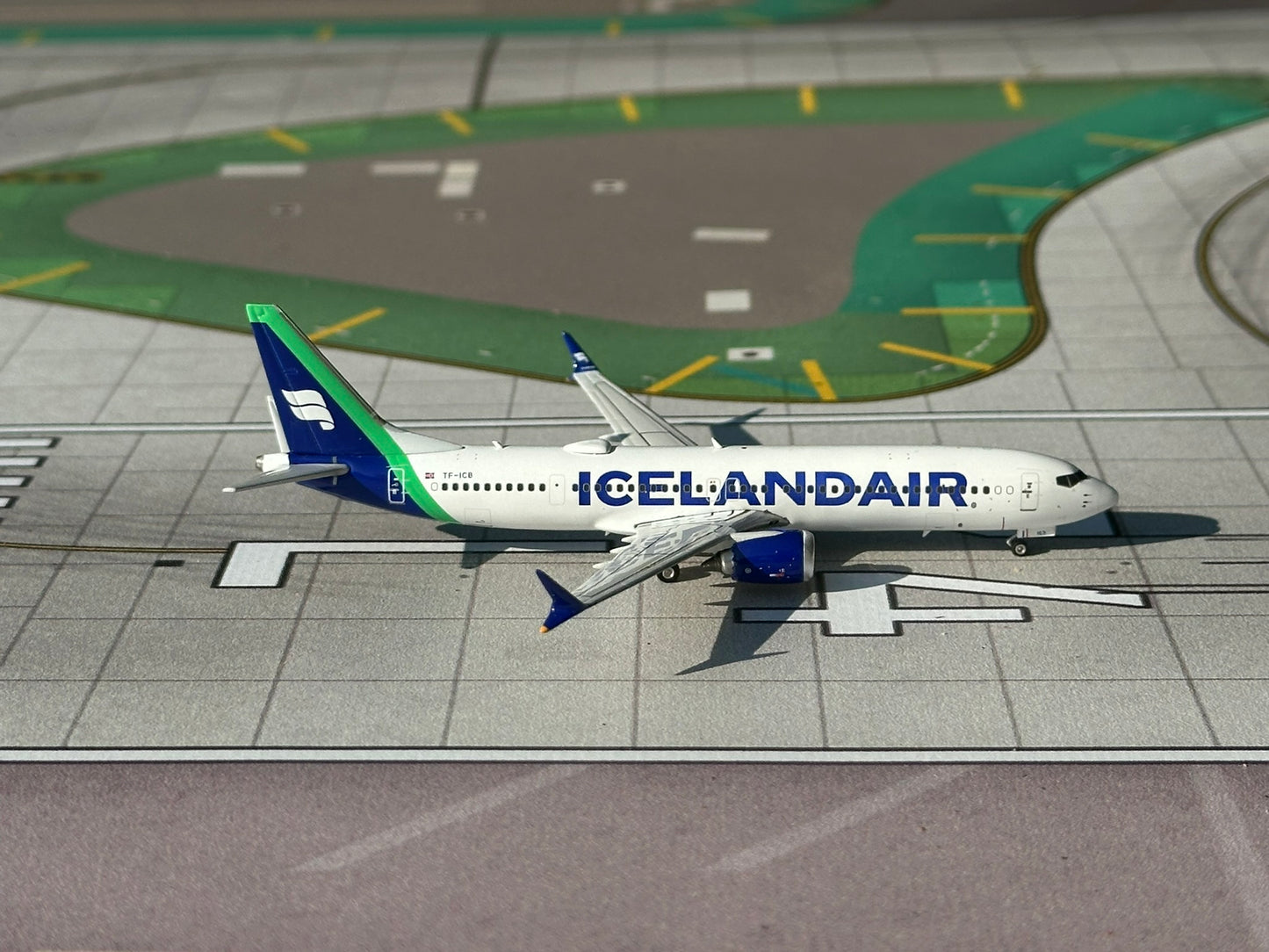 Icelandair 737 MAX 9 "Green" TF-ICB Phoenix Models 1:400