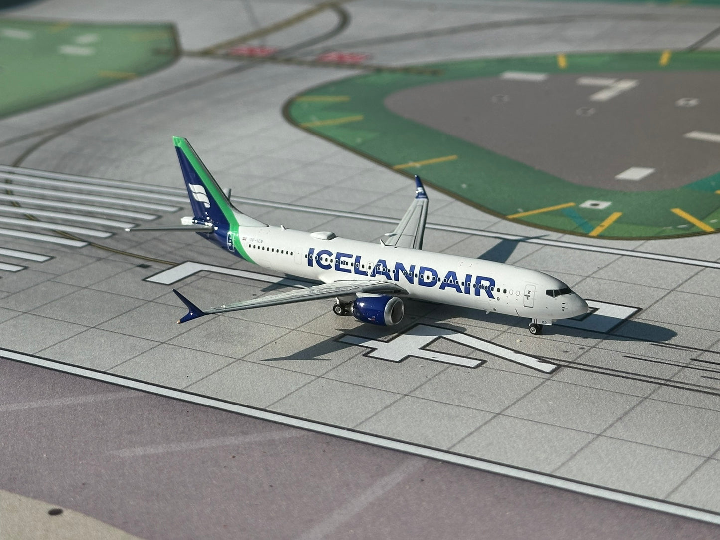 Icelandair 737 MAX 9 "Green" TF-ICB Phoenix Models 1:400