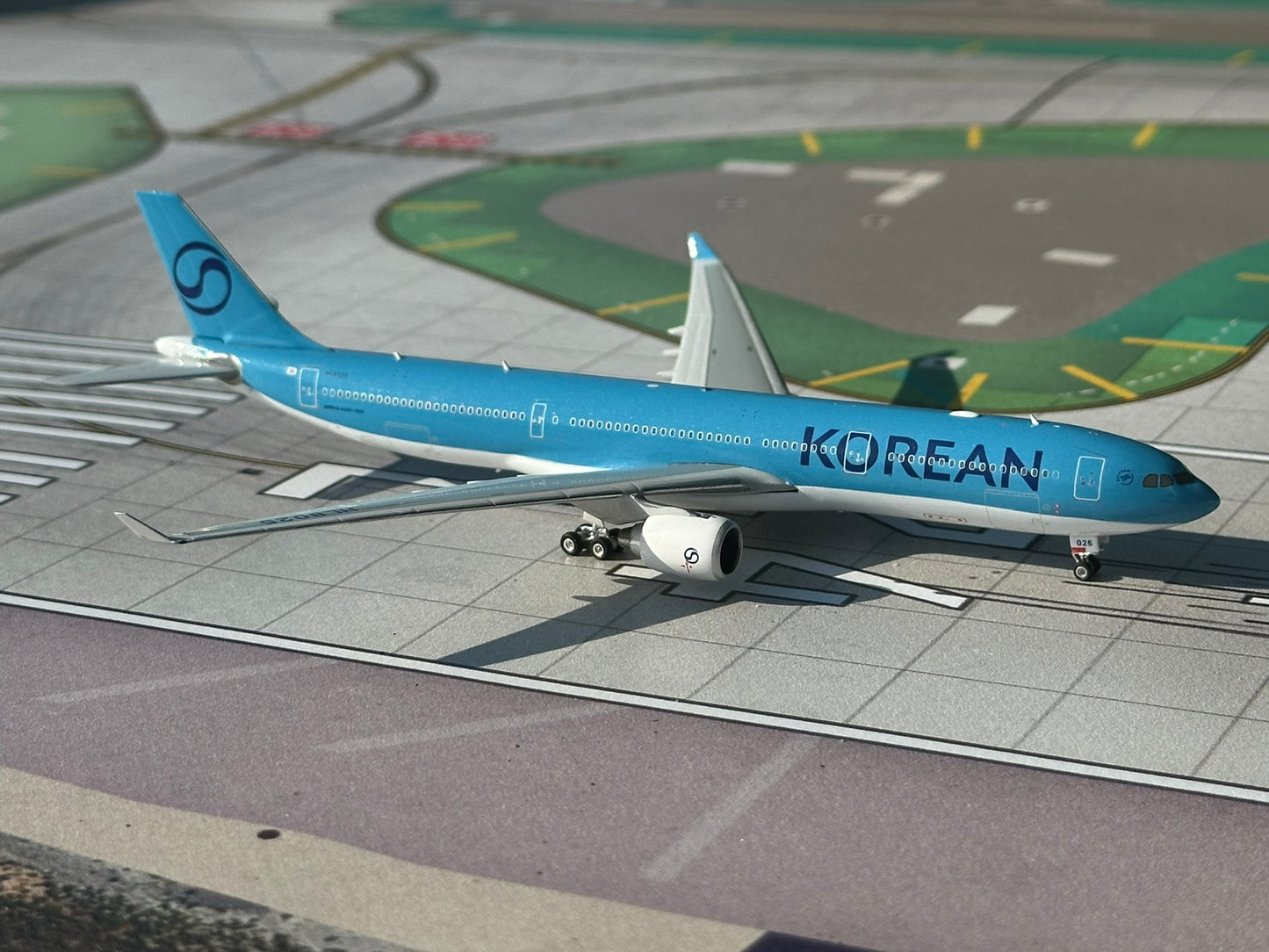 Korean Air A330-300 HL8025 Phoenix Models 1:400