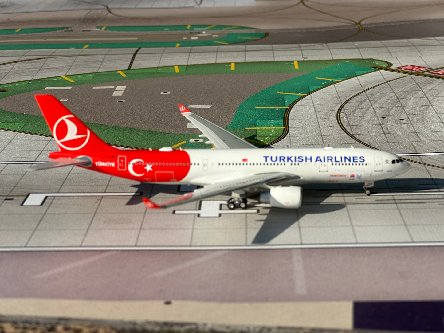 Turkish Airways A330-200 TC-JNB Phoenix Models 1:400