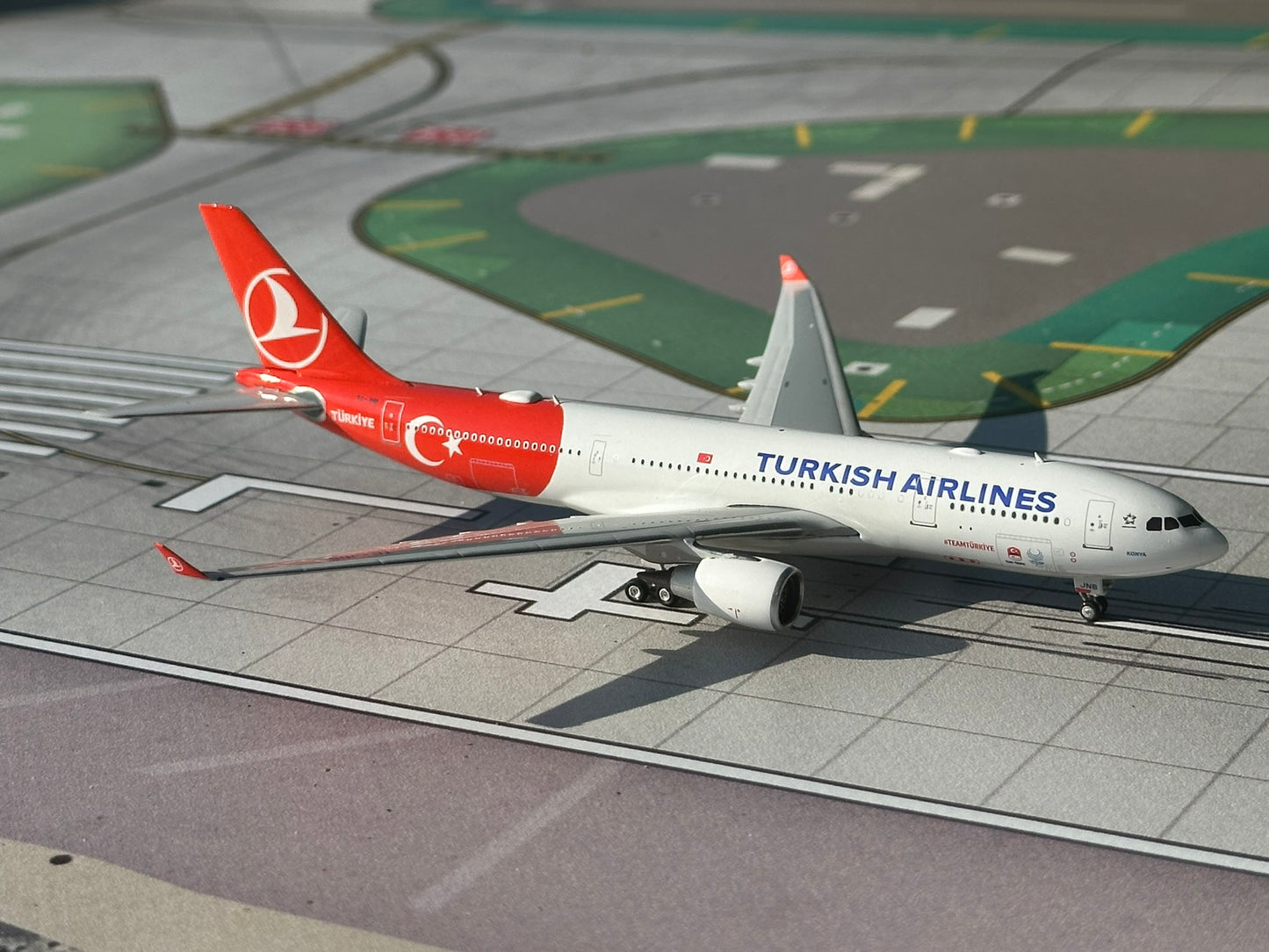Turkish Airways A330-200 TC-JNB Phoenix Models 1:400