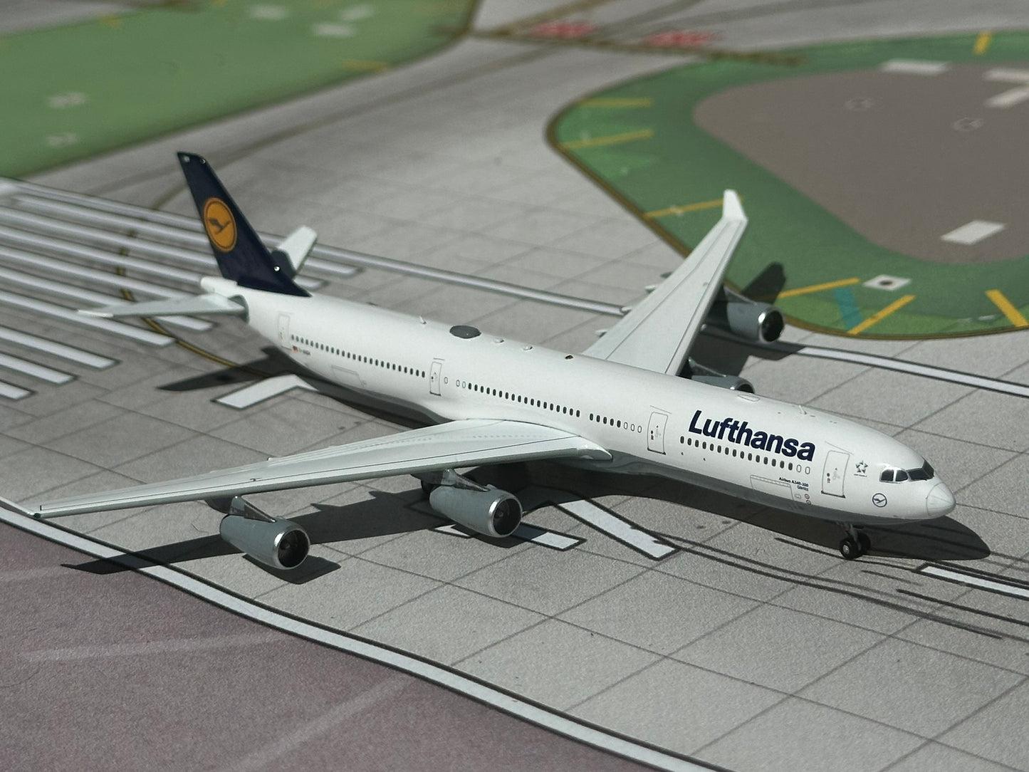 Lufthansa A340-300 D-AIGM AV400