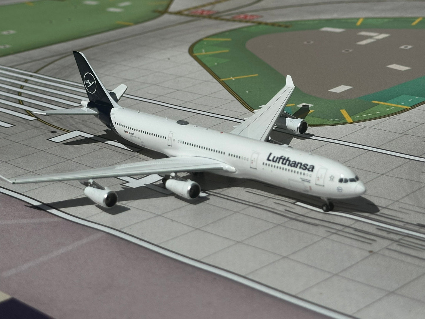 Lufthansa A340-300 D-AIFC AV400