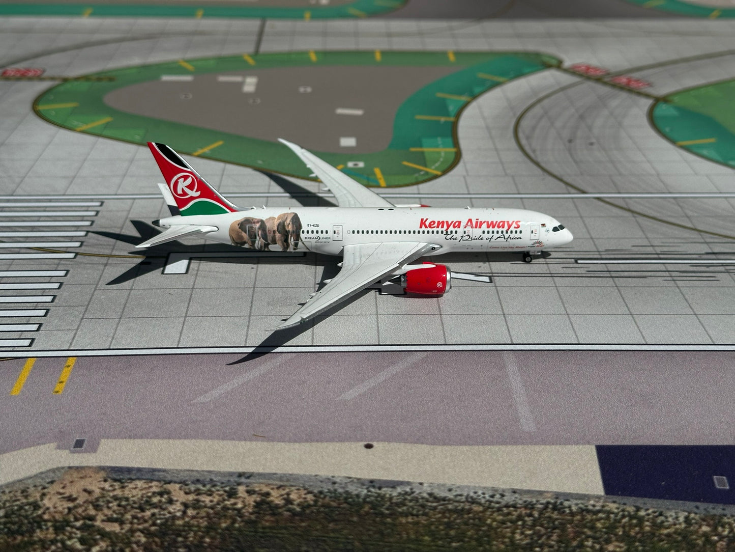 Kenya Airways 787-8 Dreamliner "Come Live the Magic" 5Y-KZD Phoenix Models 1:400