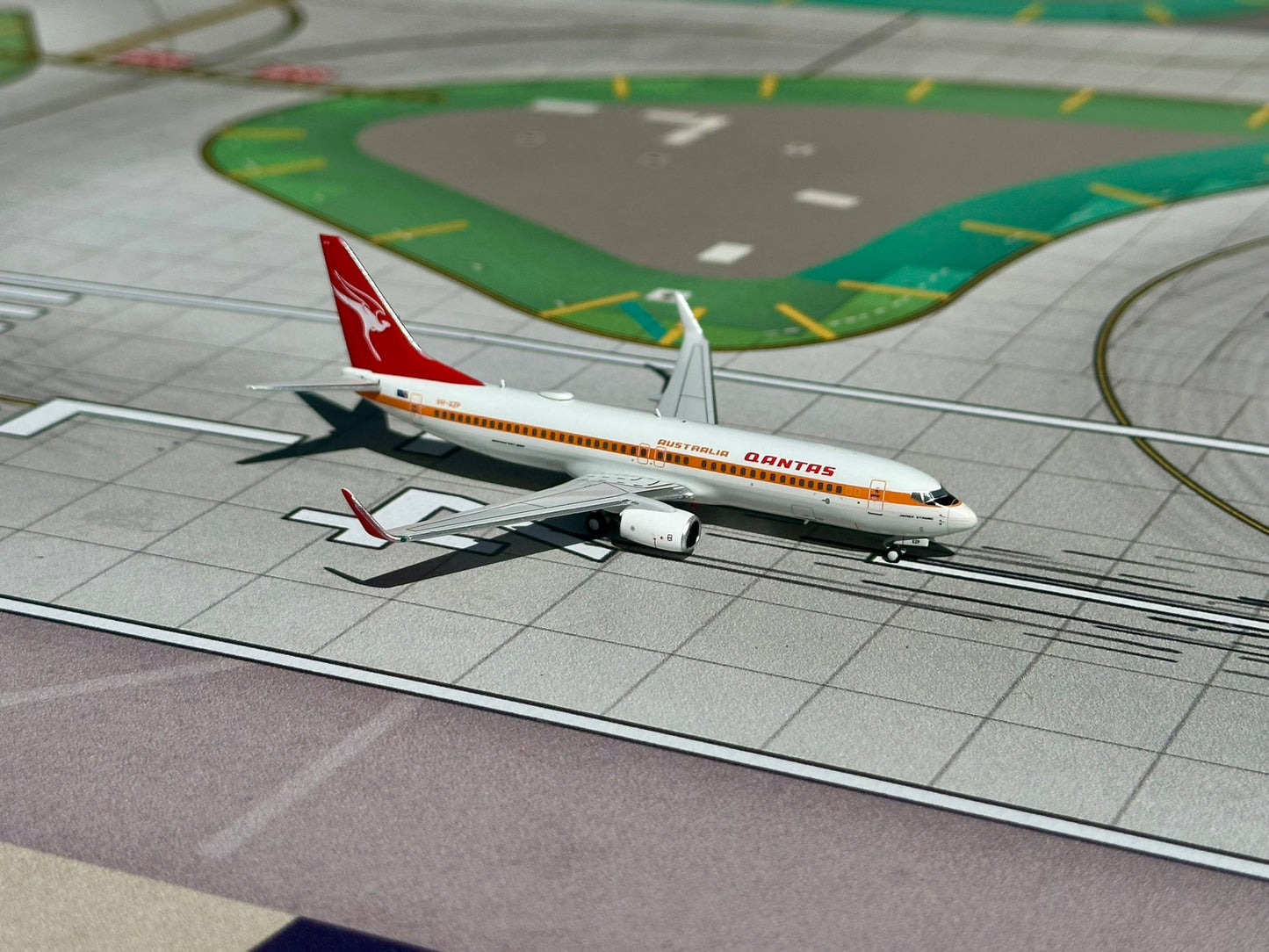 Qantas 737-800 "Retro" VH-XZP Aero Polaris 1:400