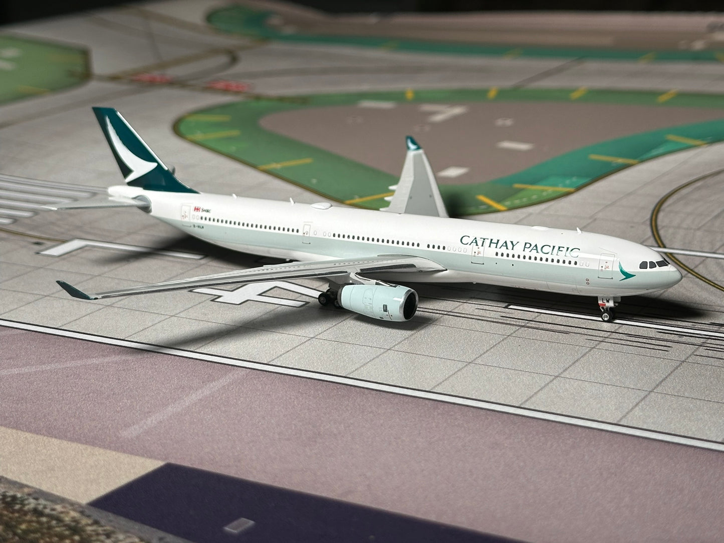 Cathay Pacific A330-300 B-HLW Phoenix Models 1:400