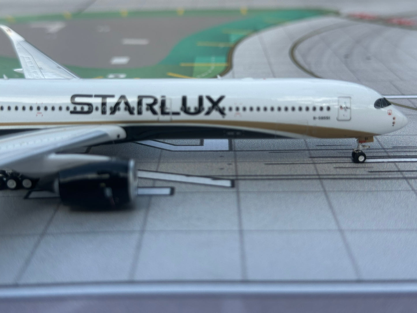 Starlux Airlines A350-1000 B-58551 Phoenix Models 1:400