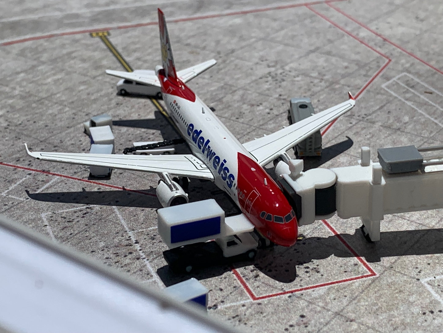 Edelweiss A320-200 HB-JJL Phoenix Models 1:400