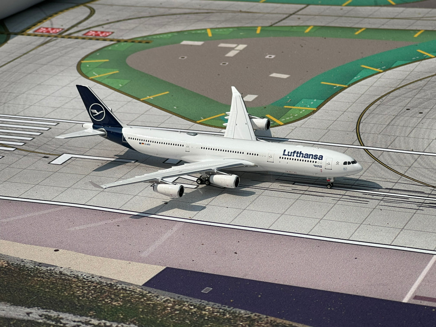 Lufthansa A340-300 D-AIGU Phoenix Models 1:400
