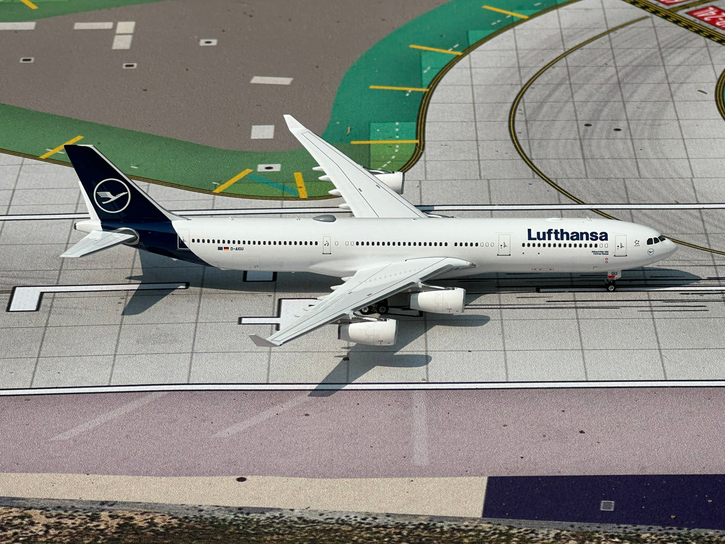 Lufthansa A340-300 D-AIGU Phoenix Models 1:400