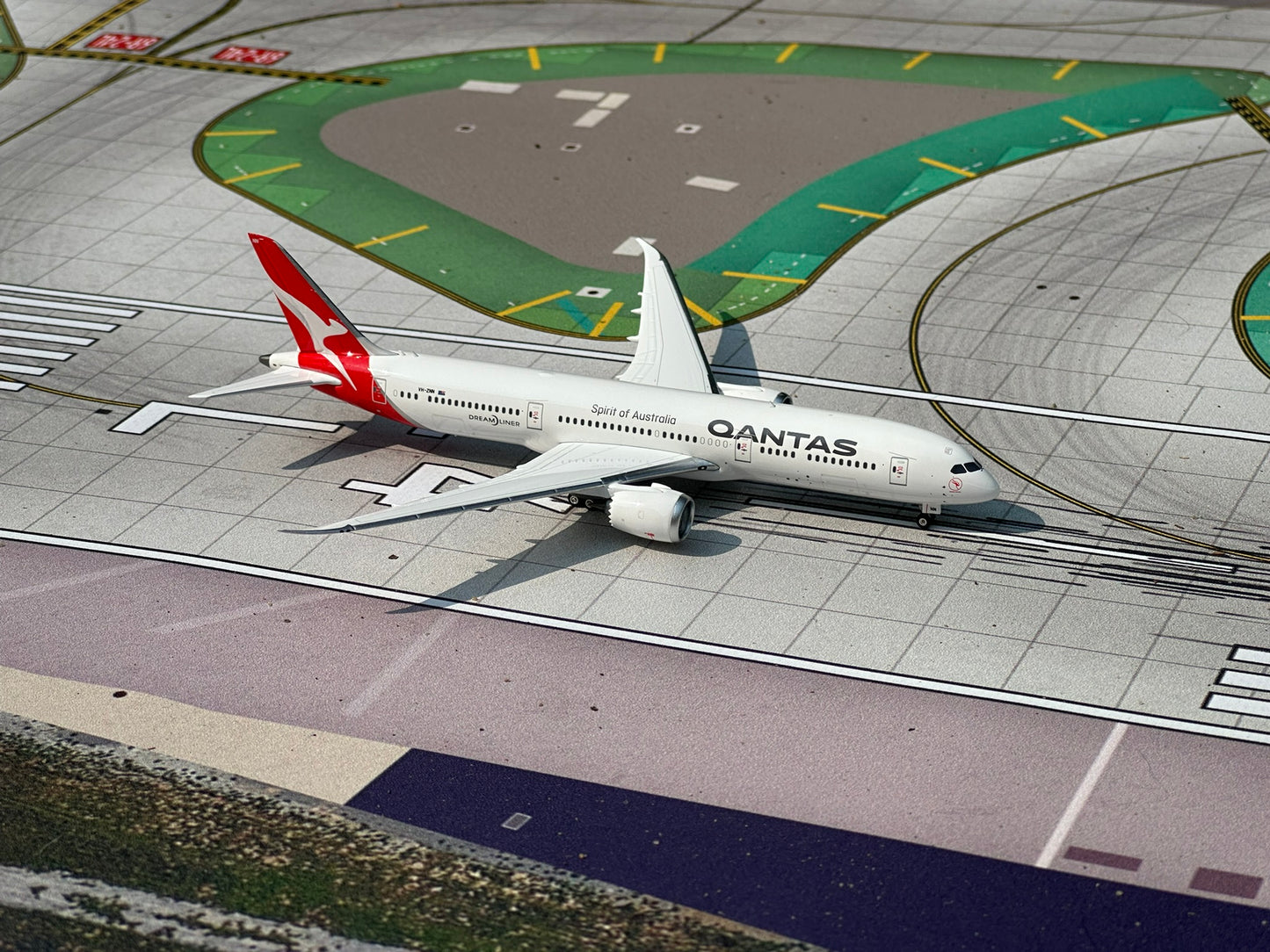 Qantas 787-9 Dreamliner VH-ZNN Phoenix Models 1:400