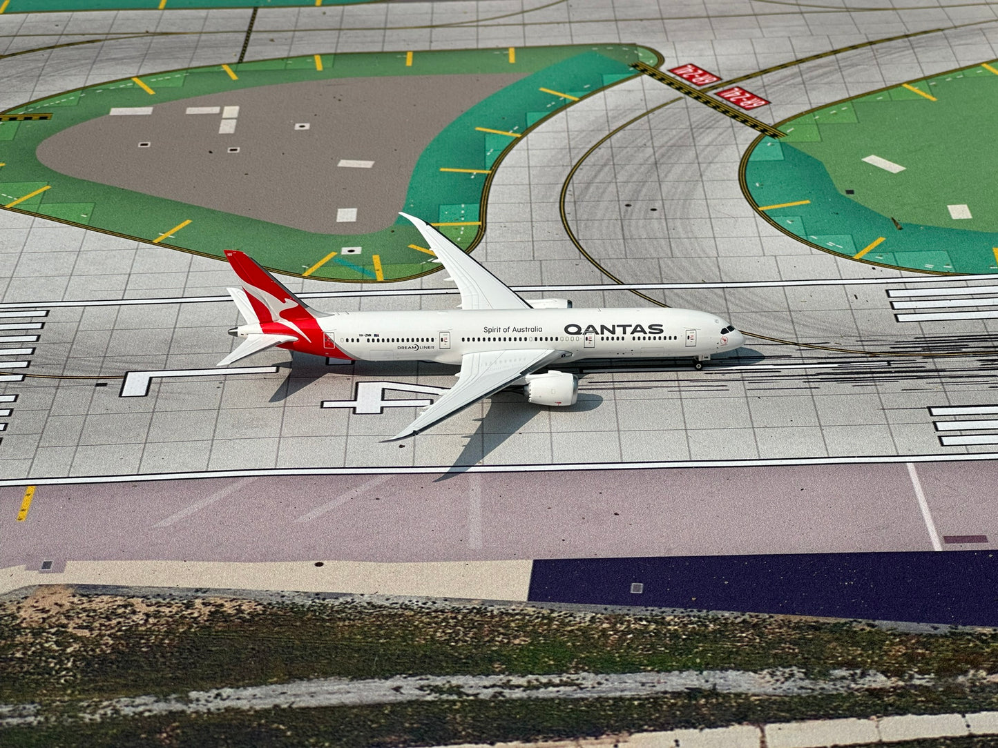 Qantas 787-9 Dreamliner VH-ZNN Phoenix Models 1:400