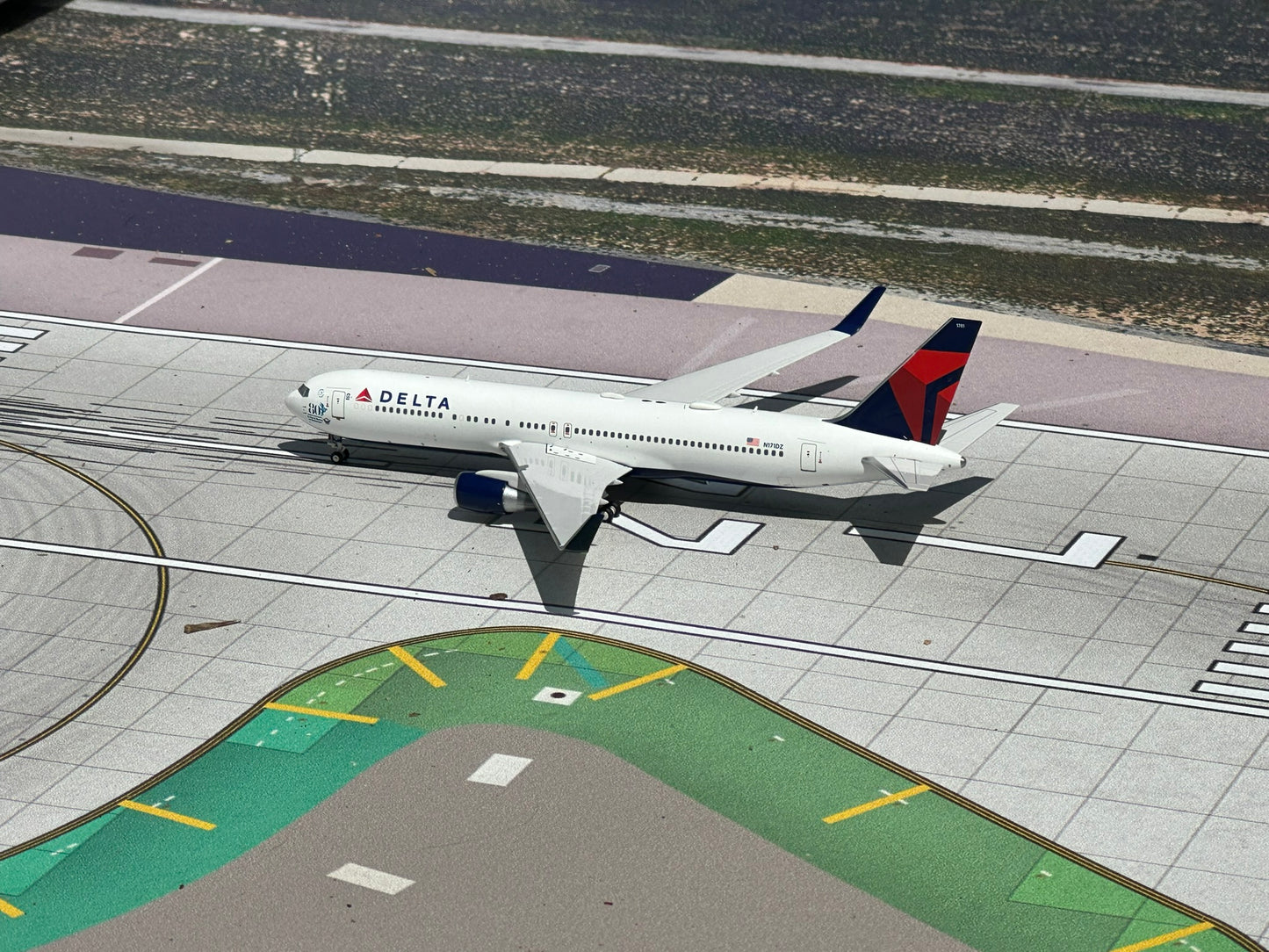 Delta 767-300ER "80th Anniv. D-Day" N171DZ PandaModel 1:400