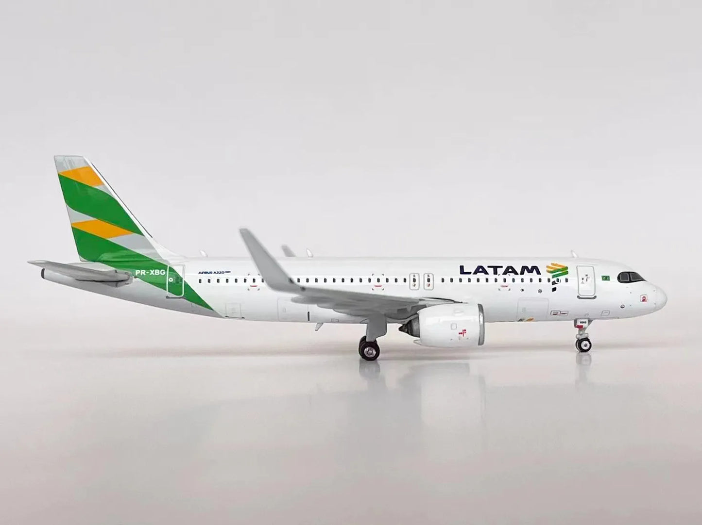 LATAM A320neo PR-XBG Phoenix Models 1:400