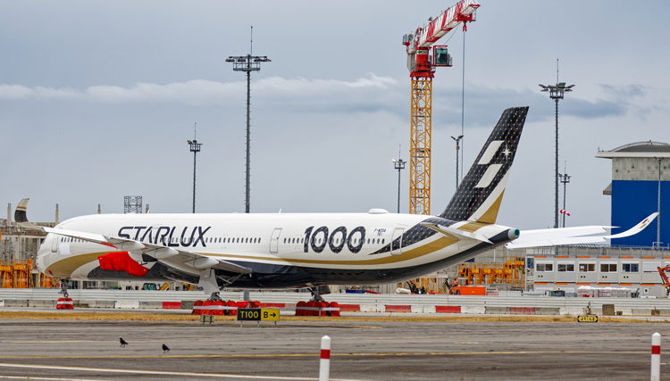 Pre-Order Starlux Airlines A350-1000 B-58551 Phoenix Models 1:400