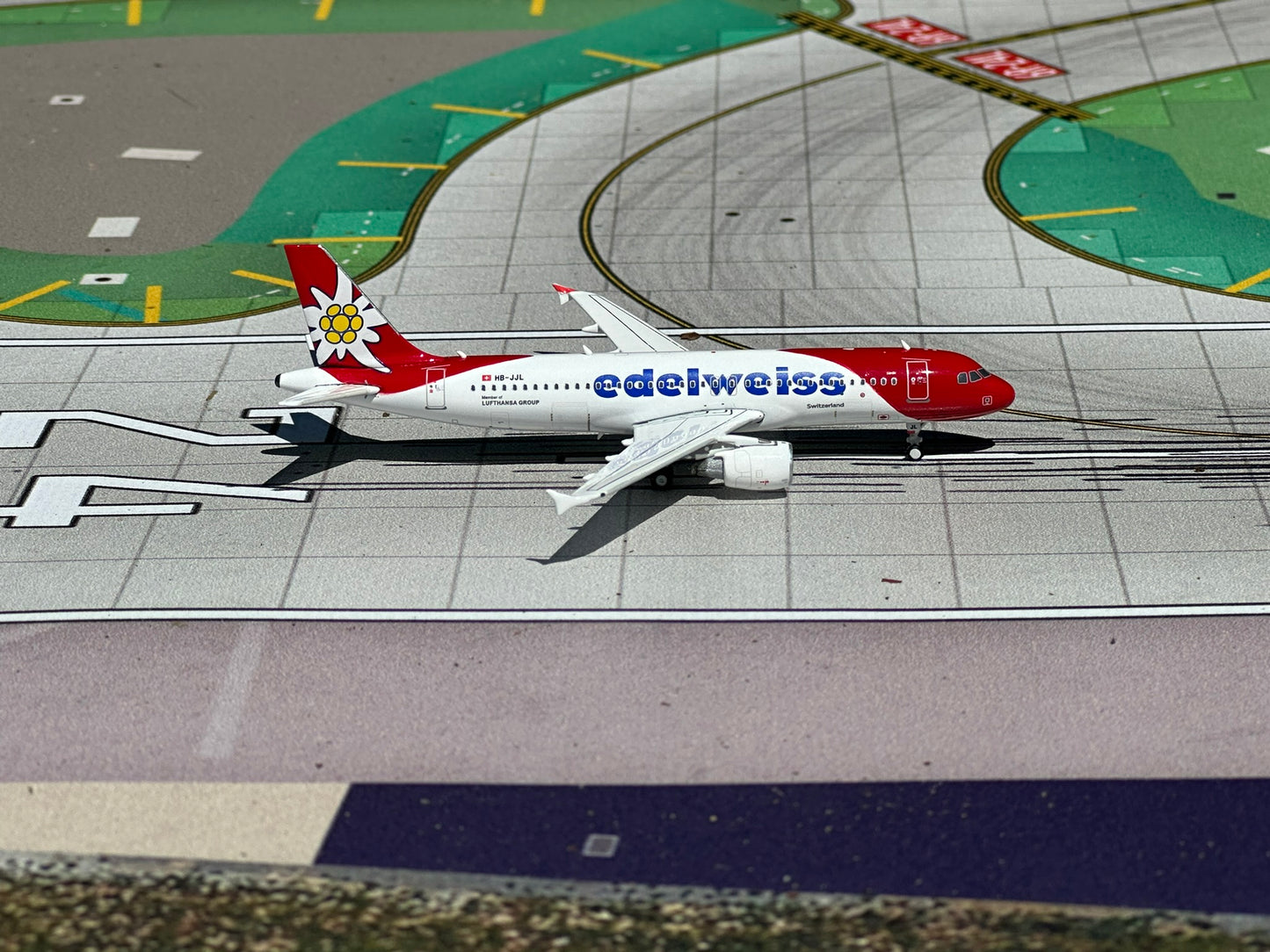 Edelweiss A320-200 HB-JJL Phoenix Models 1:400