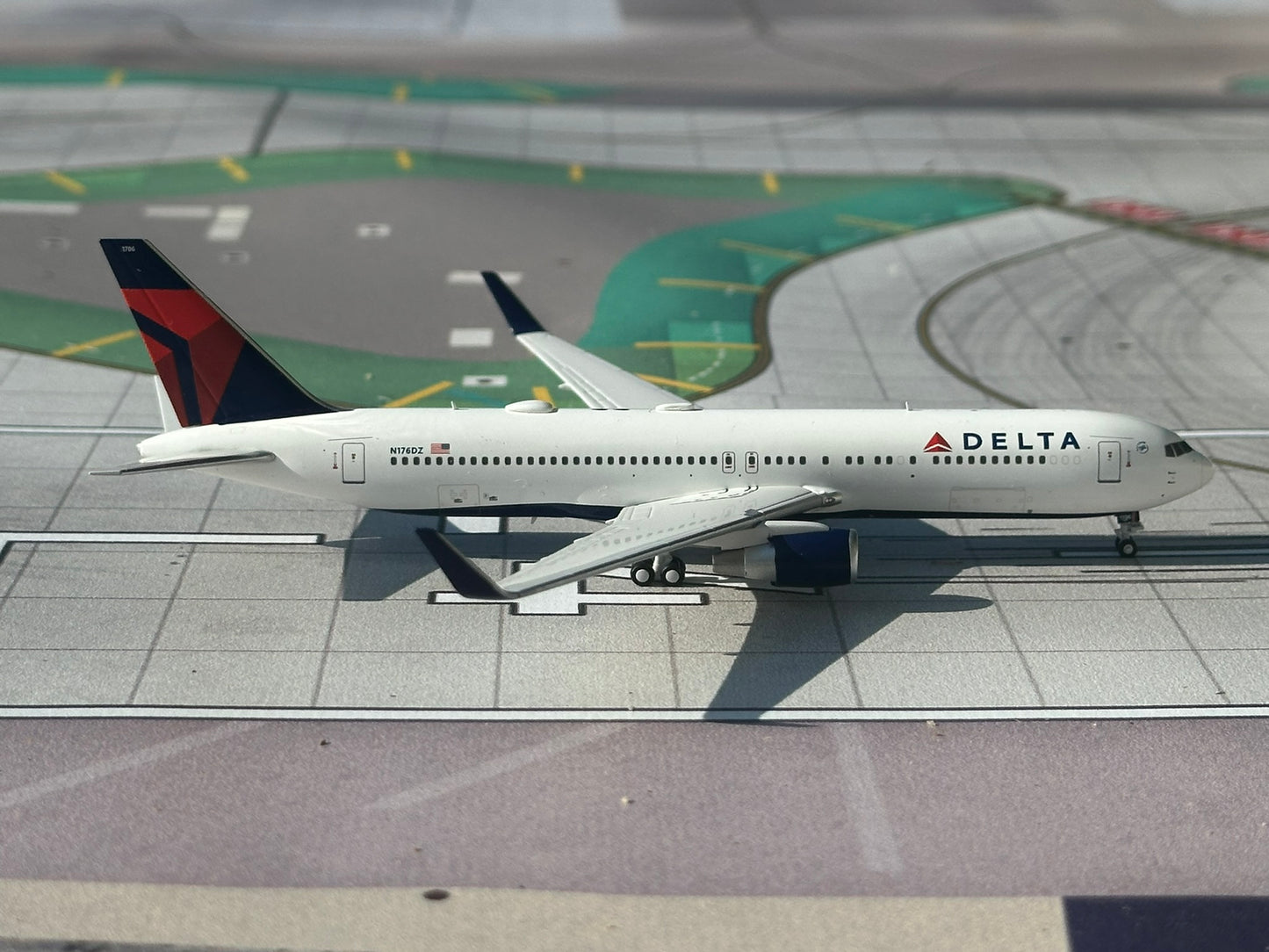 Delta 767-300ER N176DZ PandaModel 1:400
