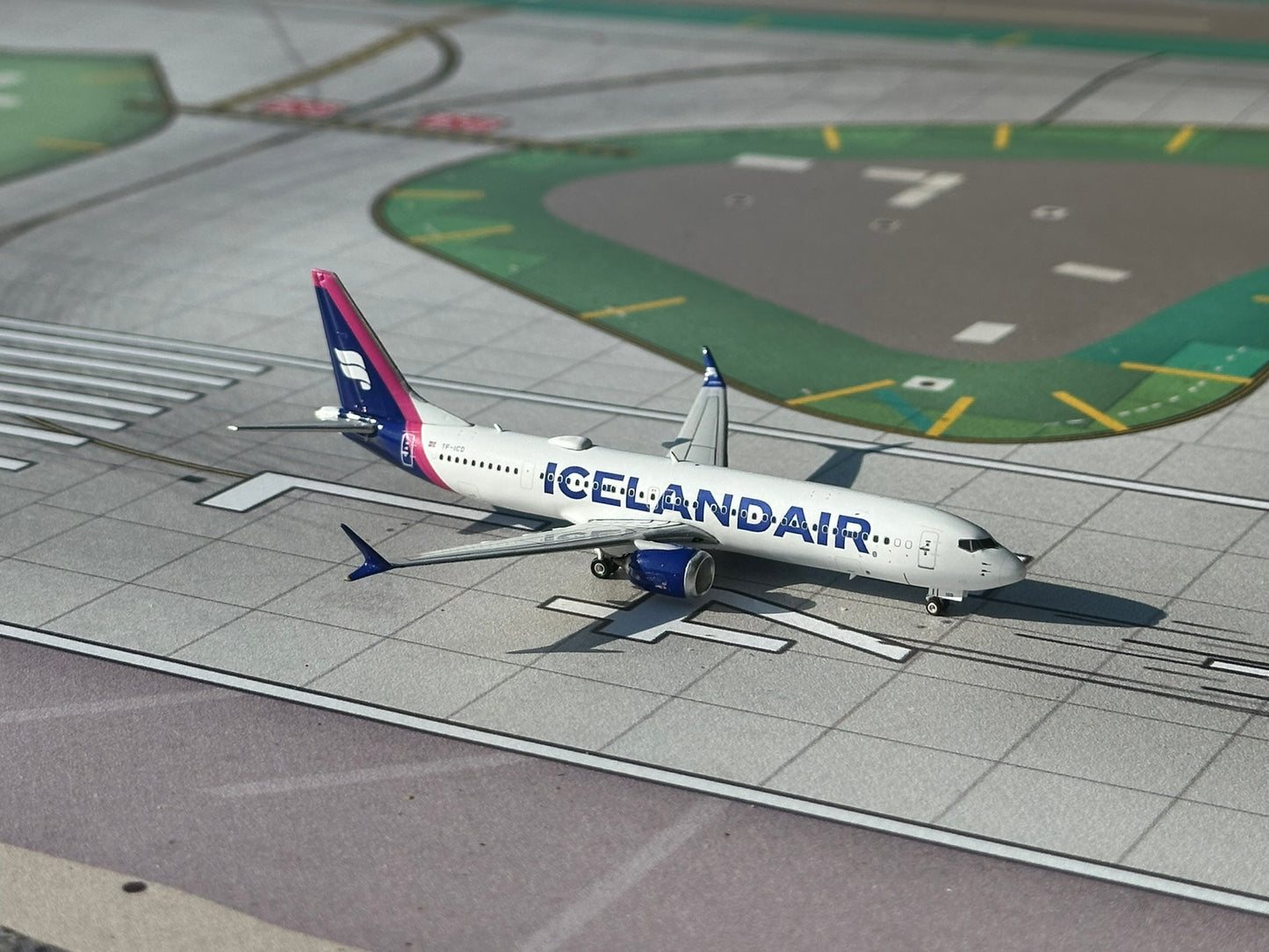 Icelandair 737 MAX 9 "Magenta" TF-ICD Phoenix Models 1:400