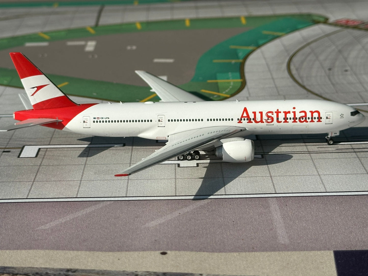 Austrian Airlines 777-200ER OE-LPA Phoenix Models 1:400
