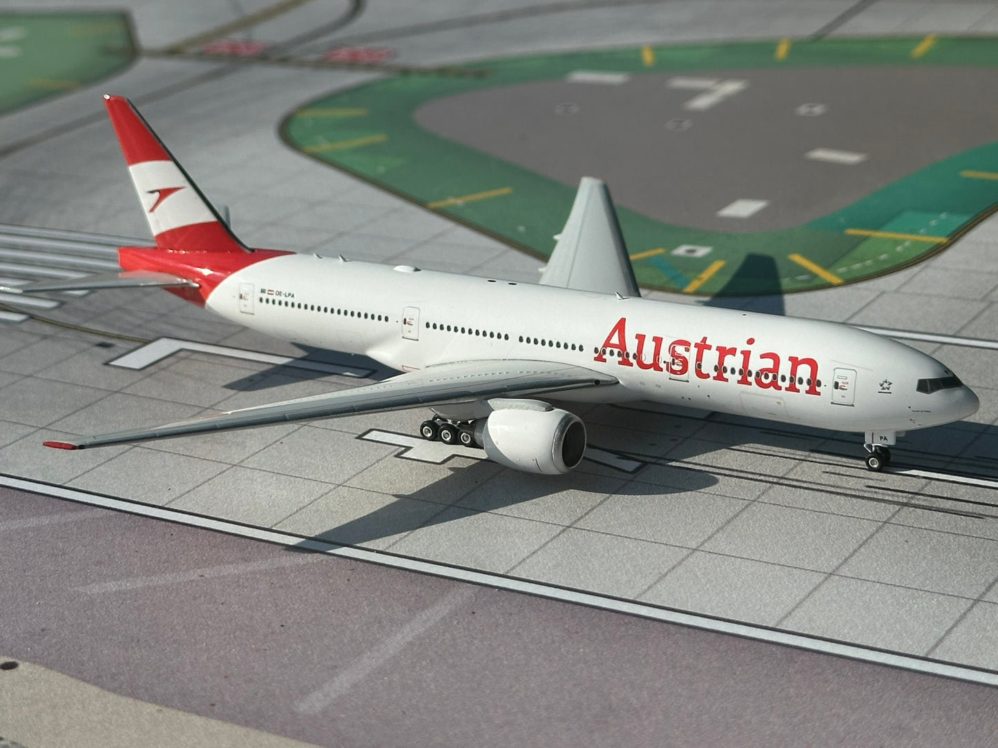 Austrian Airlines 777-200ER OE-LPA Phoenix Models 1:400