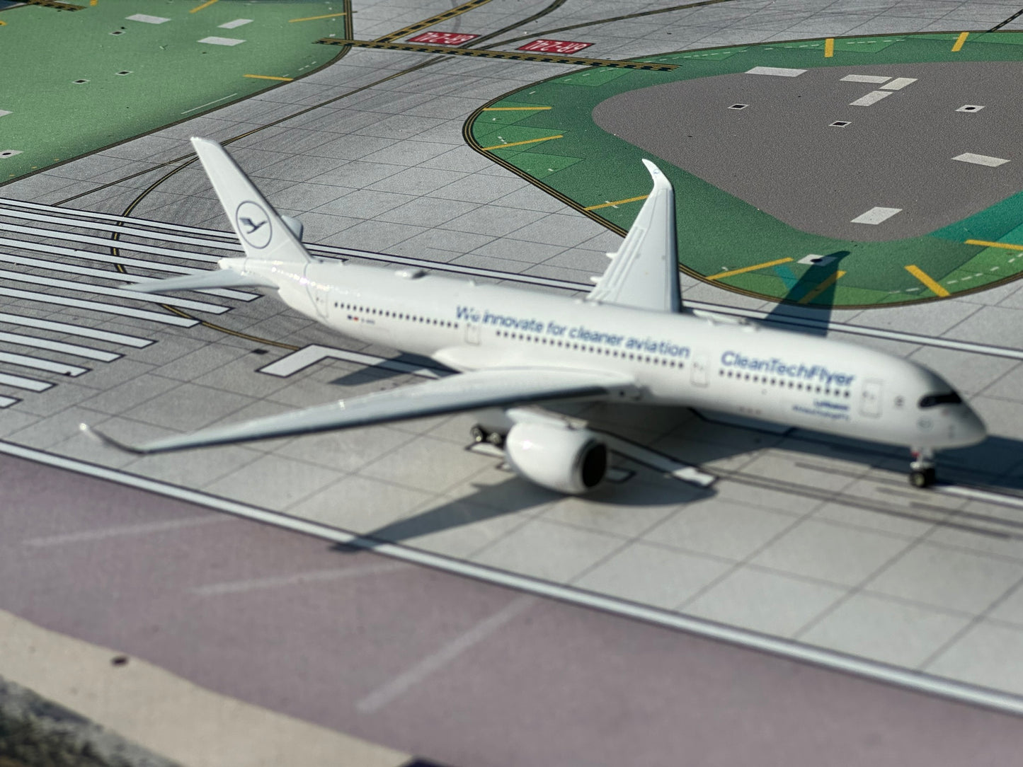 Lufthansa A350-900 "Clean TechFlyer" D-AIVD Phoenix Models 1:400