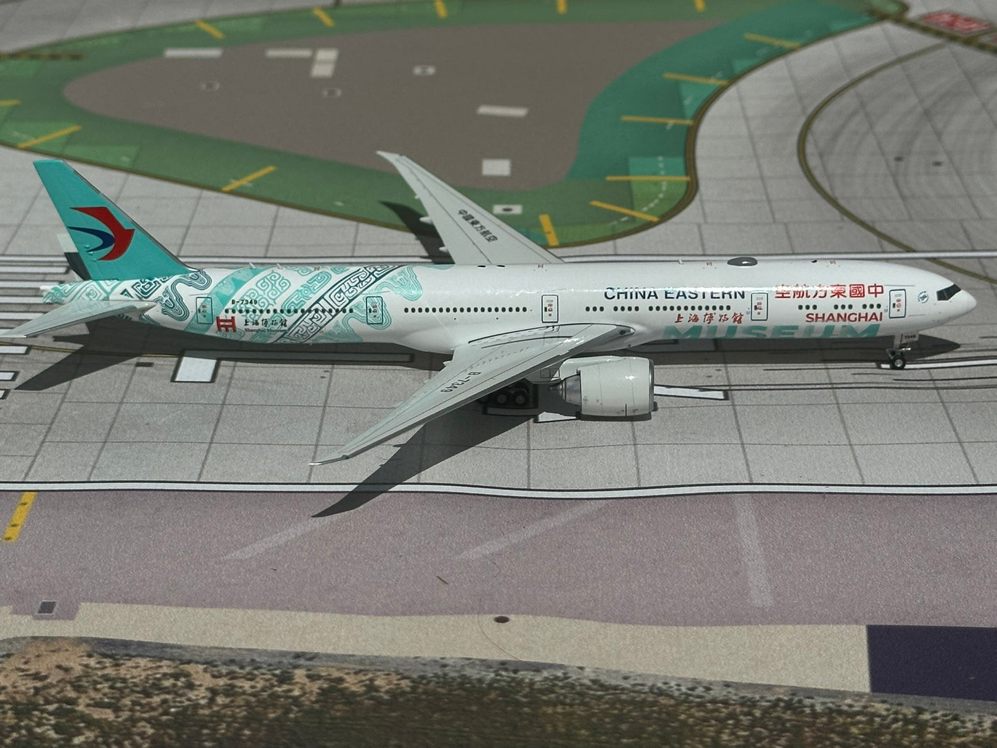 China Eastern Airlines 777-300ER "Shangai Museum" B-7349 AV400