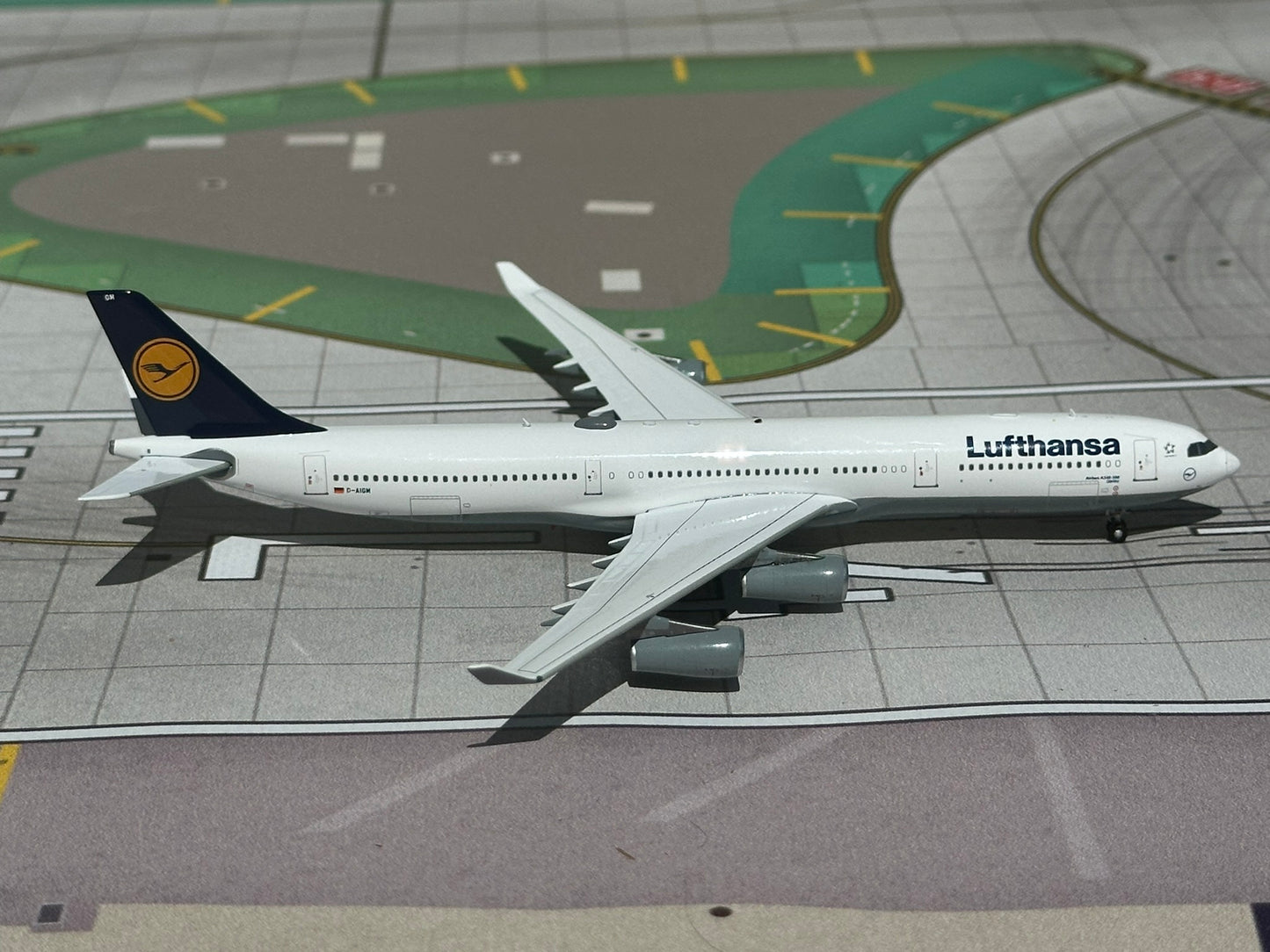 Lufthansa A340-300 D-AIGM AV400