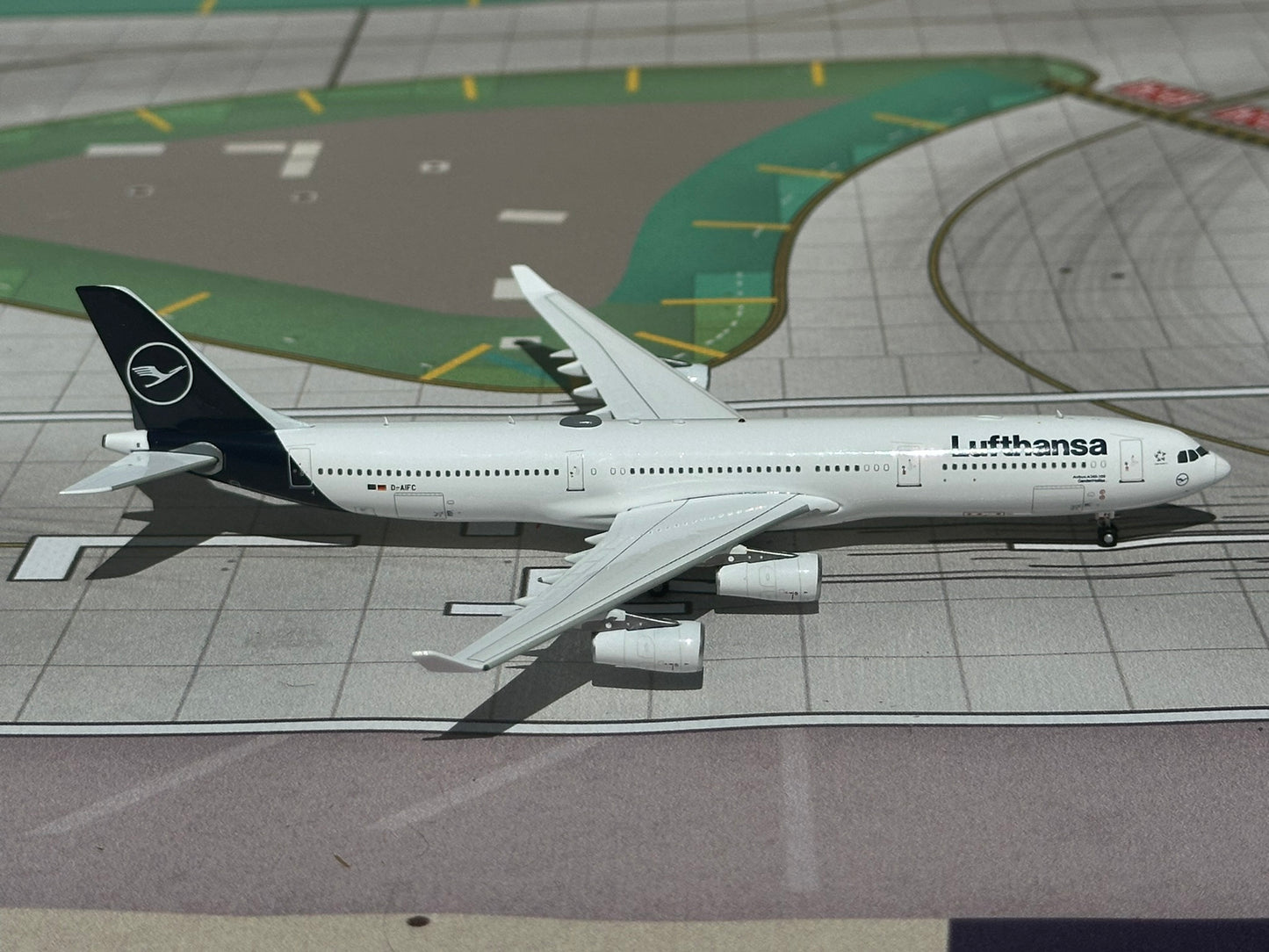 Lufthansa A340-300 D-AIFC AV400