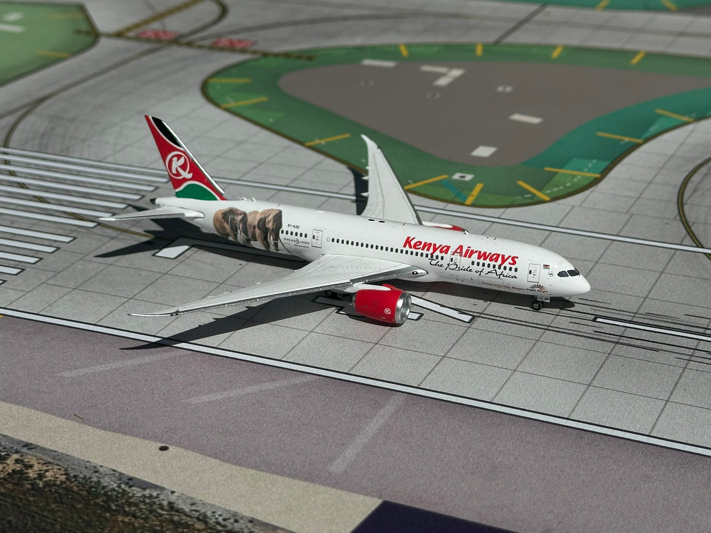 Kenya Airways 787-8 Dreamliner "Come Live the Magic" 5Y-KZD Phoenix Models 1:400