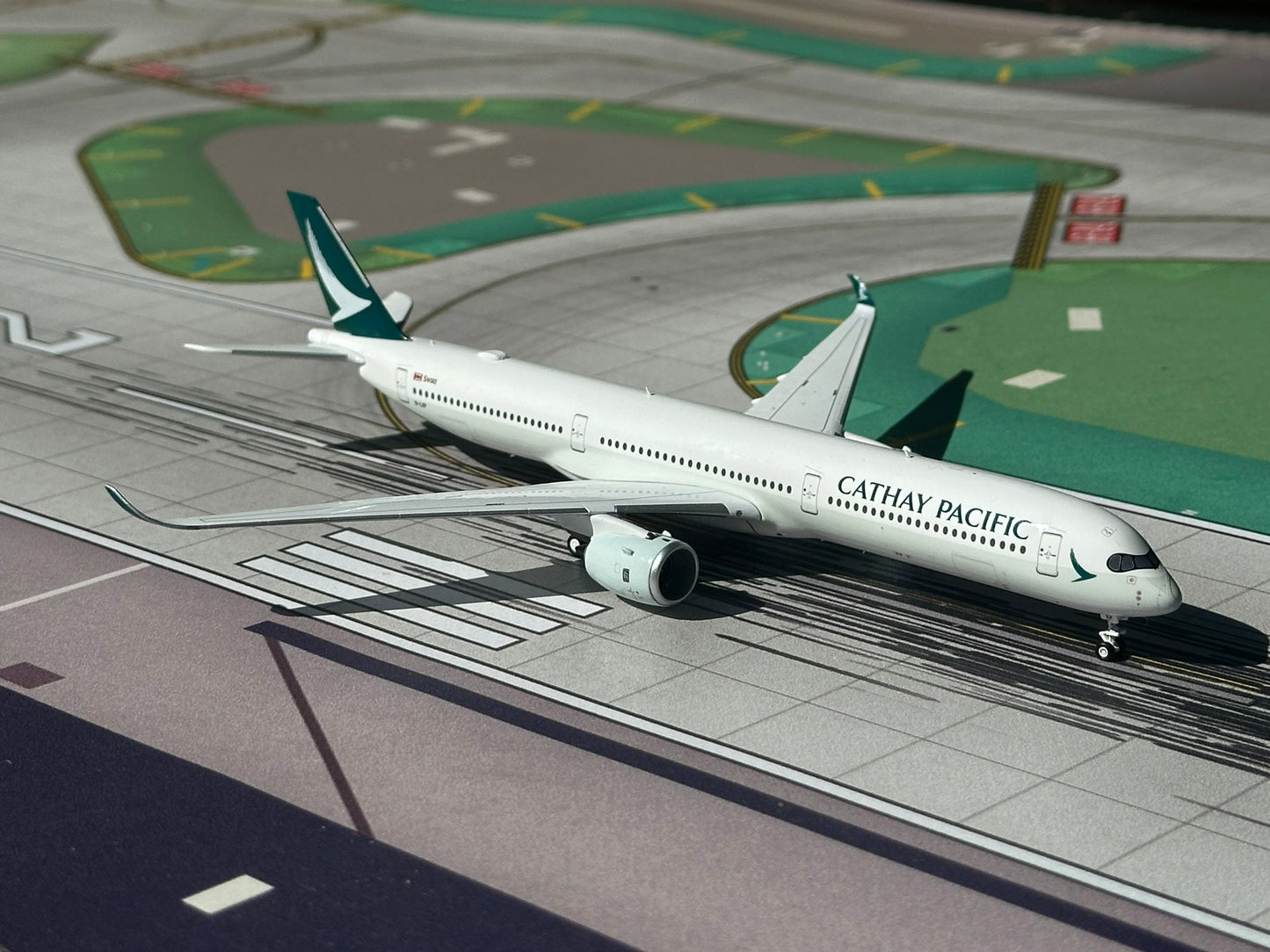 Cathay Pacific A350-1000 B-LXP Aero Polaris 1:400