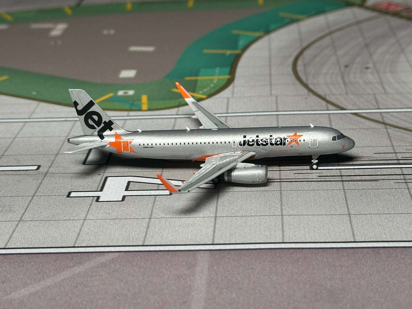 JetStar Australia A320-200 VH-XNJ Phoenix Models 1:400