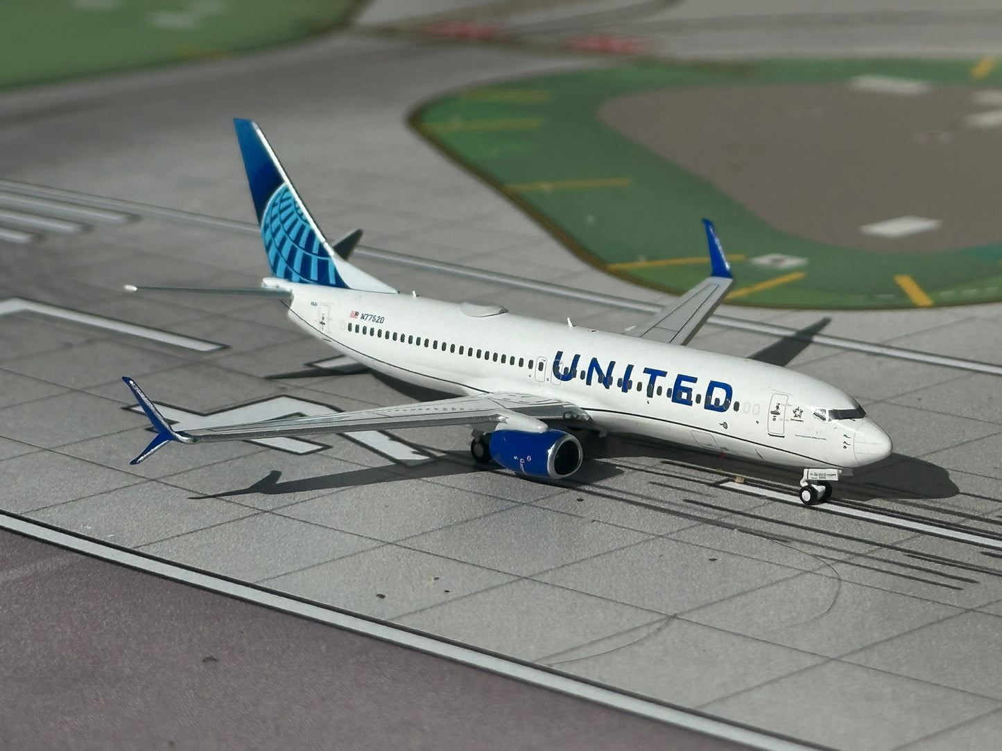 United 737-800 N77520 Aero Polaris 1:400