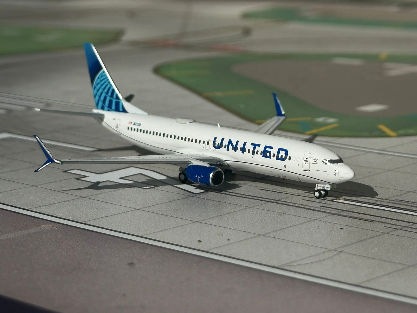 United 737-800 N12218 Aero Polaris 1:400
