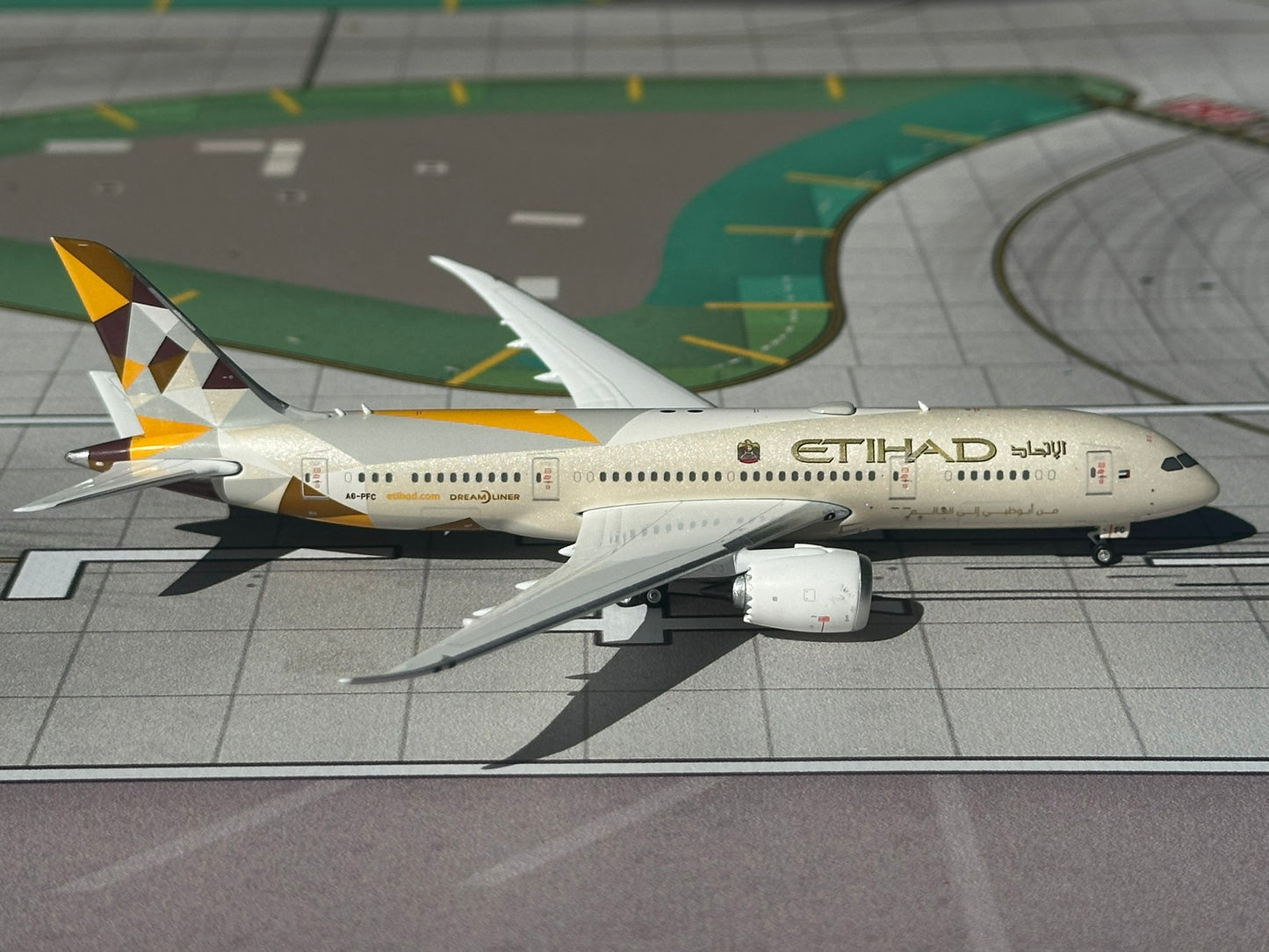Etihad Airways 787-8 Dreamliner A6-PFC Phoenix Models 1:400