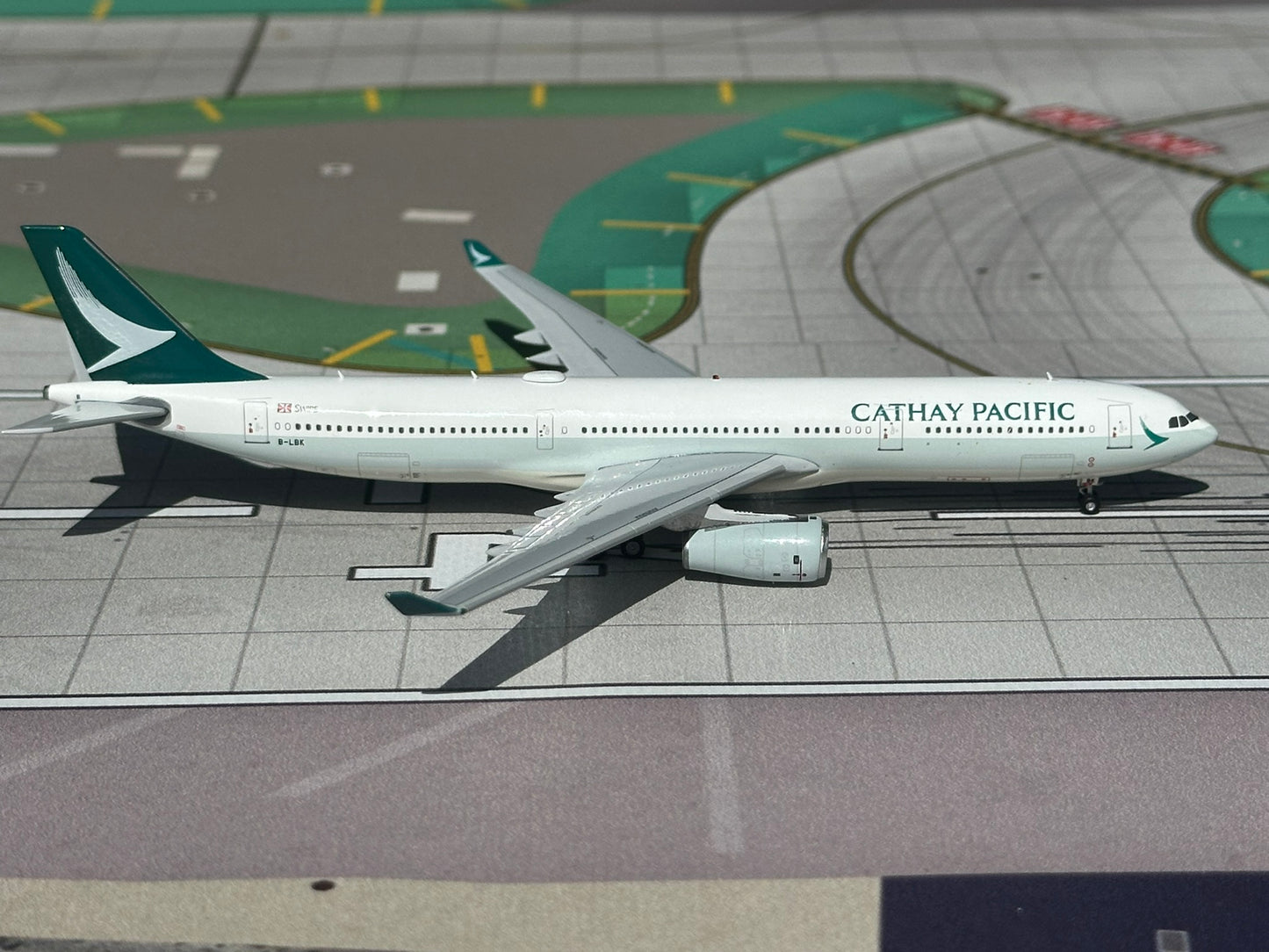 Cathay Pacific A330-300 B-LBK AV400