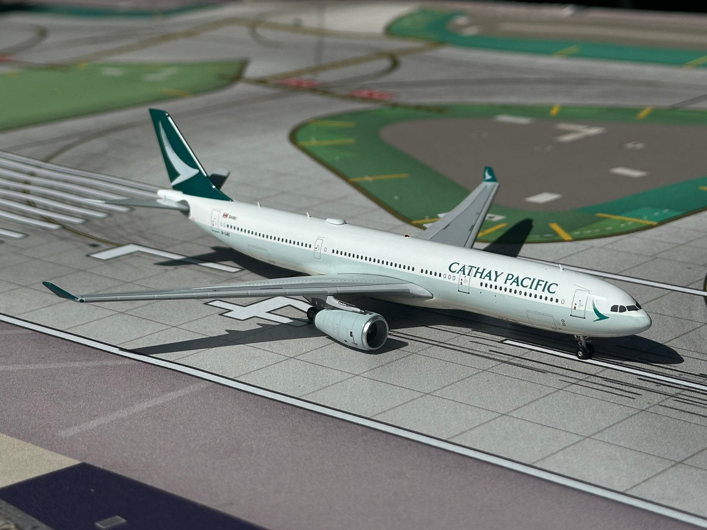 Cathay Pacific A330-300 B-LBK AV400