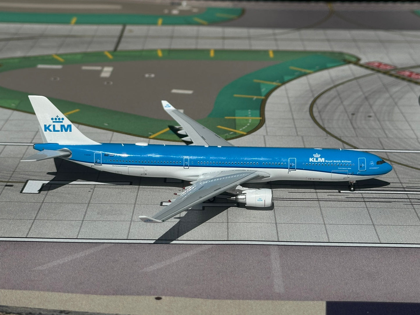 KLM A330-300 PH-AKB AV400