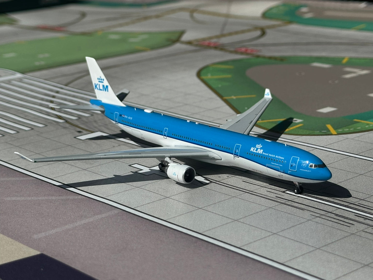 KLM A330-300 PH-AKB AV400