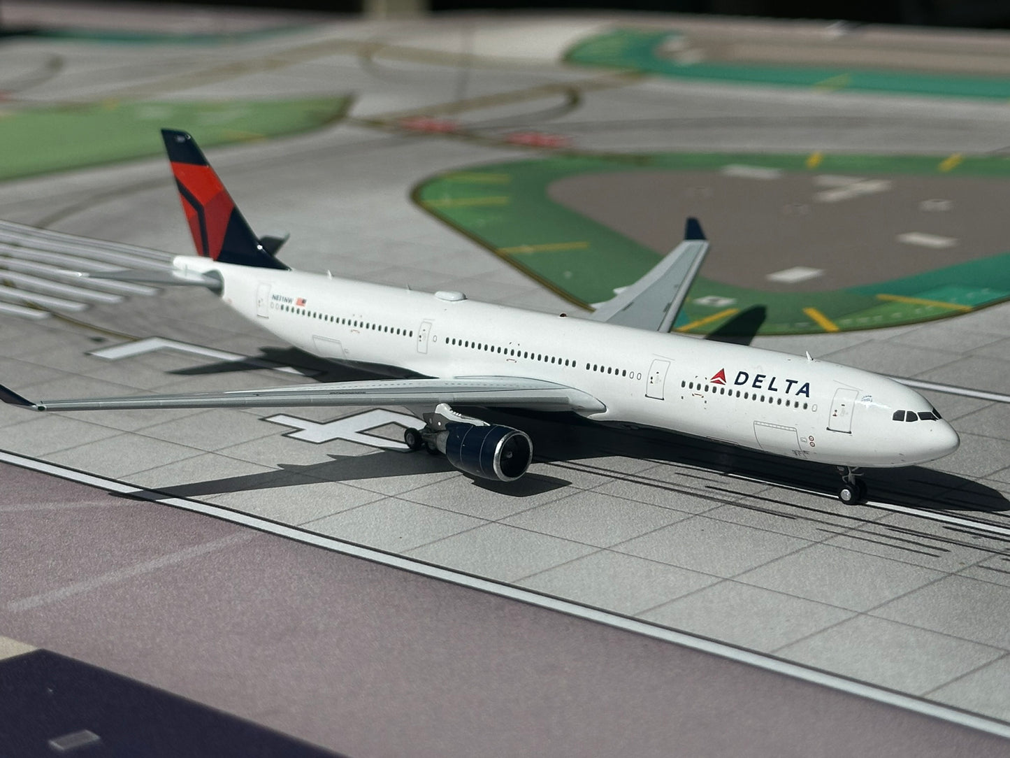 Delta A330-300 N831NW AV400