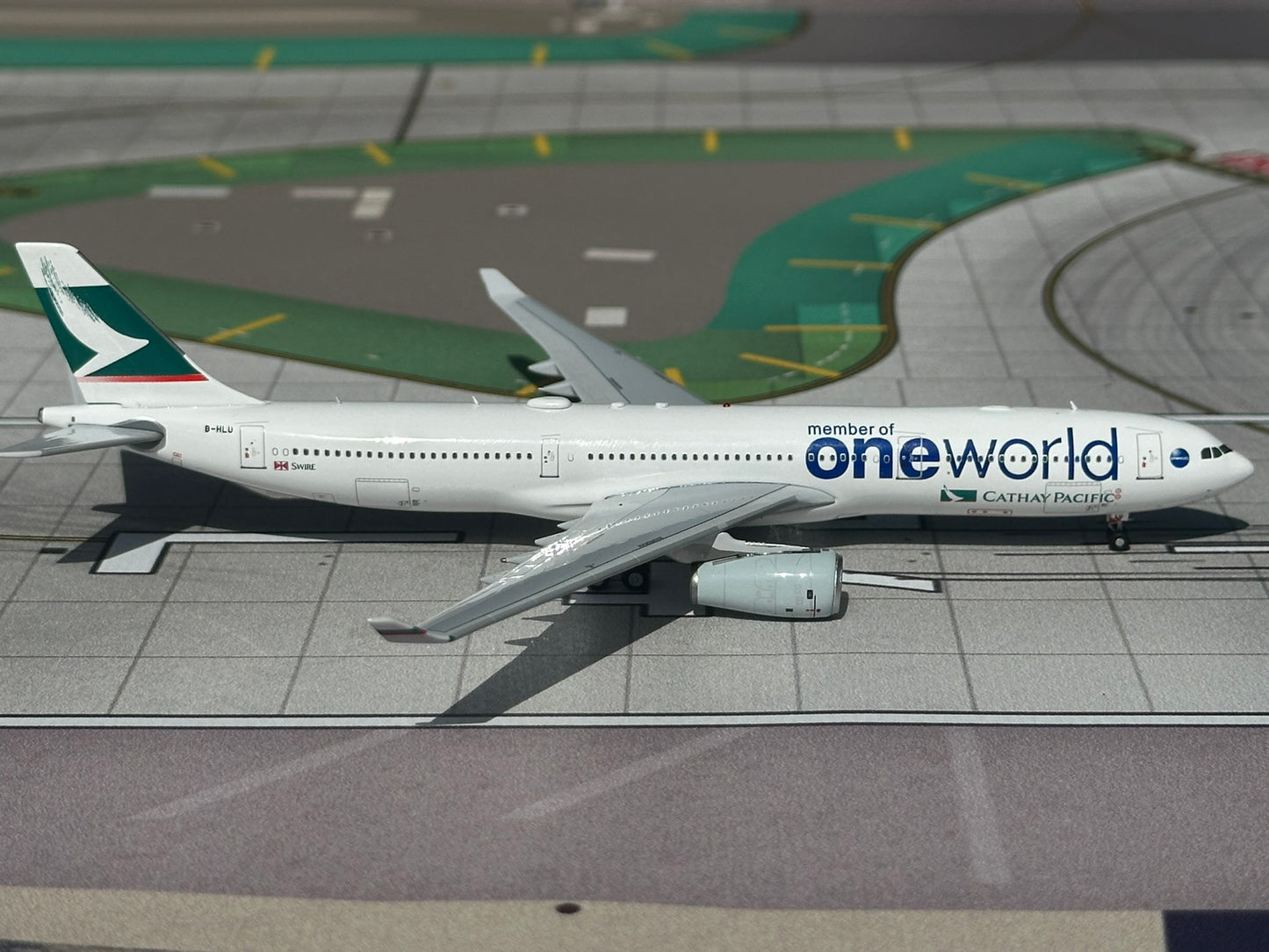 Cathay Pacific A330-300 "OneWorld" B-HLU AV400