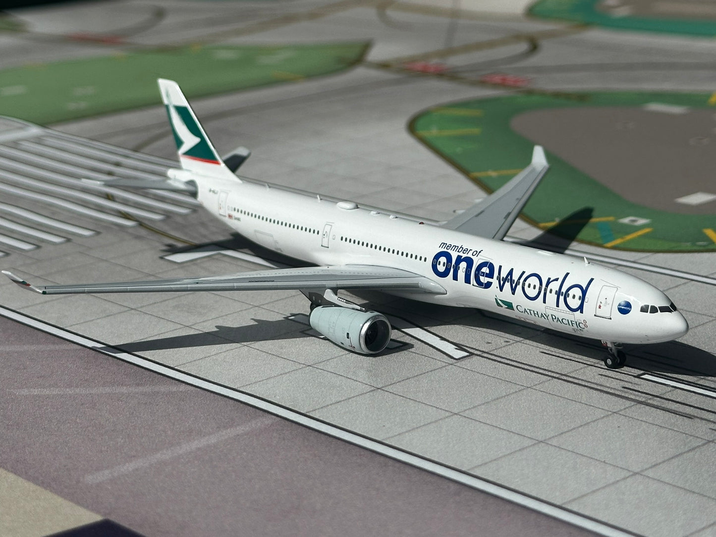 Cathay Pacific A330-300 "OneWorld" B-HLU AV400