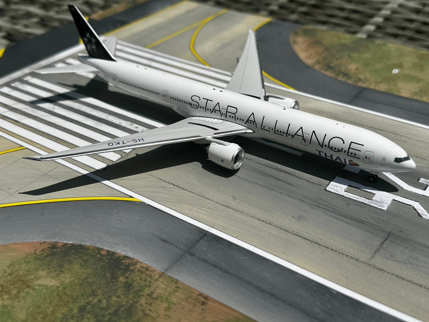 Thai Airways 777-300ER "Star Alliance" HS-TKQ Phoenix Models 1:400