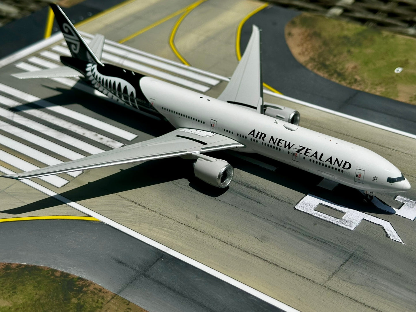 Air New Zealand 777-300ER ZK-OKS Phoenix Models 1:400