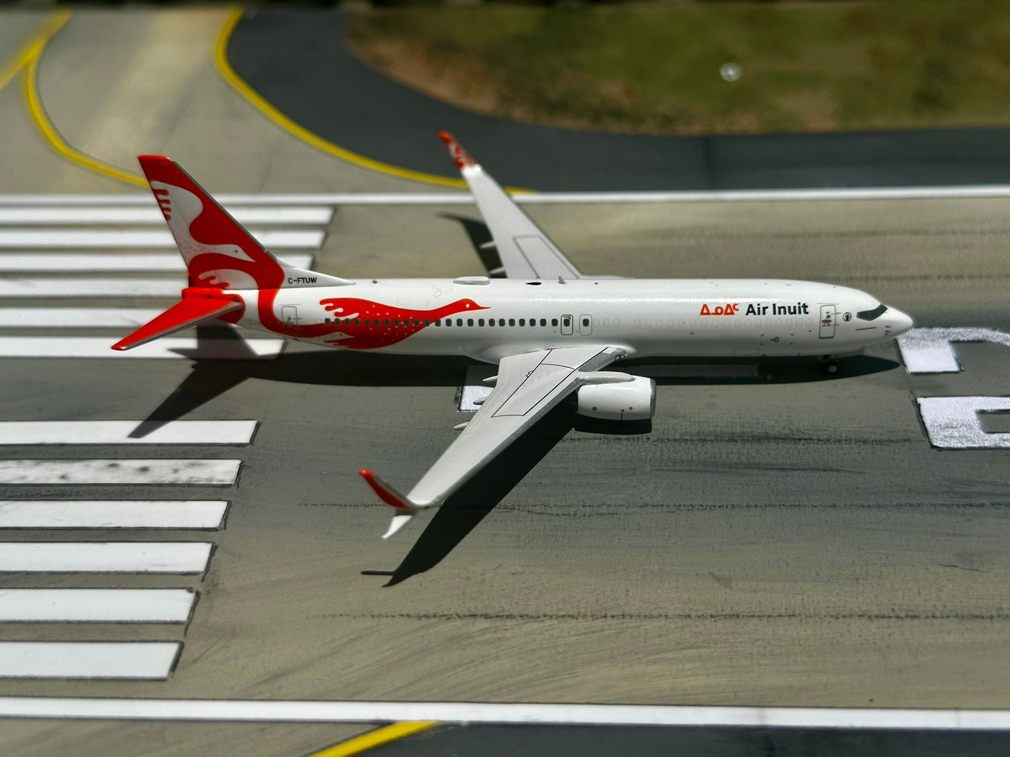 Air Inuit 737-800 C-FTUW C Model 1:400