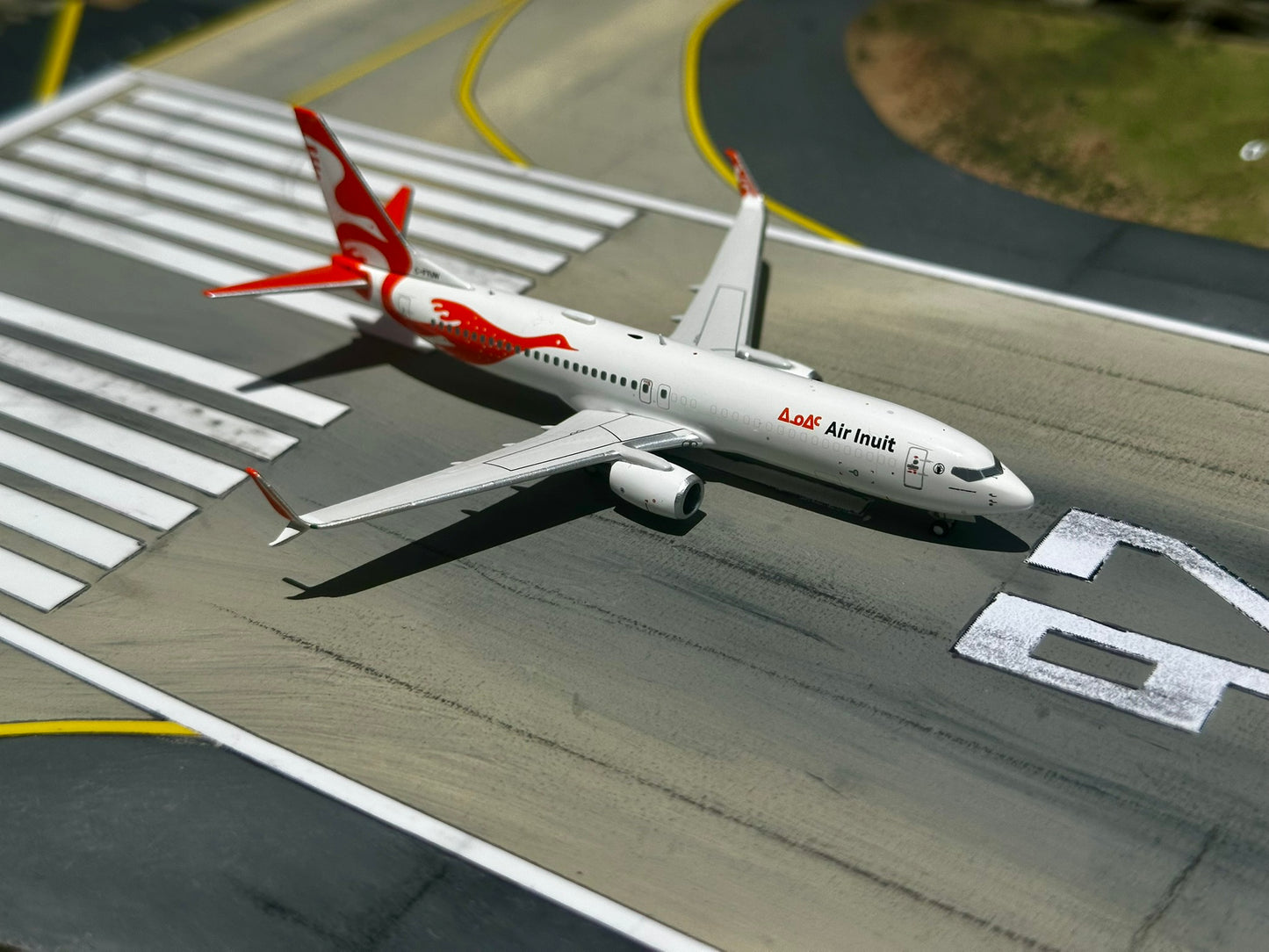 Air Inuit 737-800 C-FTUW C Model 1:400